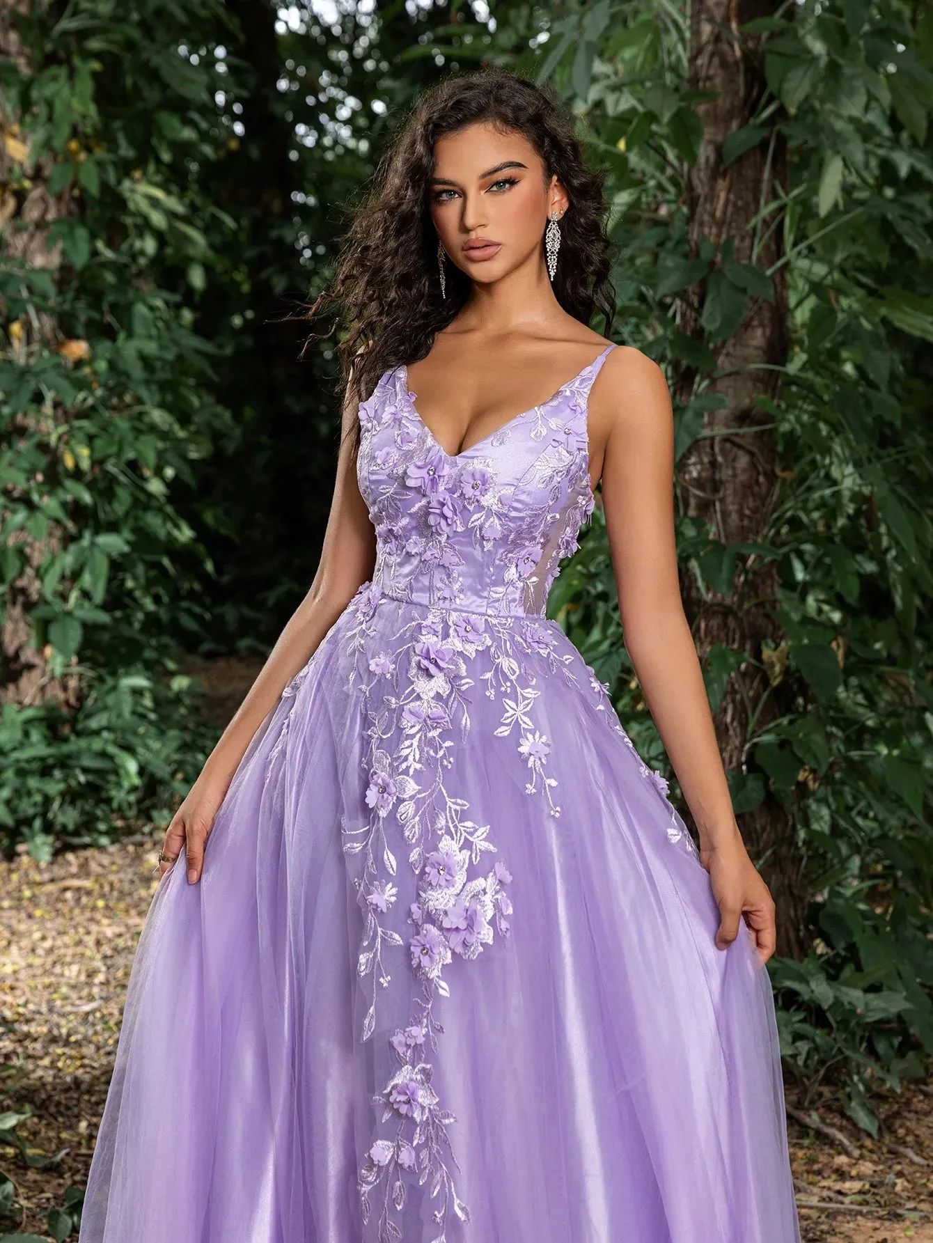 Gorgeous Floral Applique Detail Lace-Up Back Tulle Prom Dress